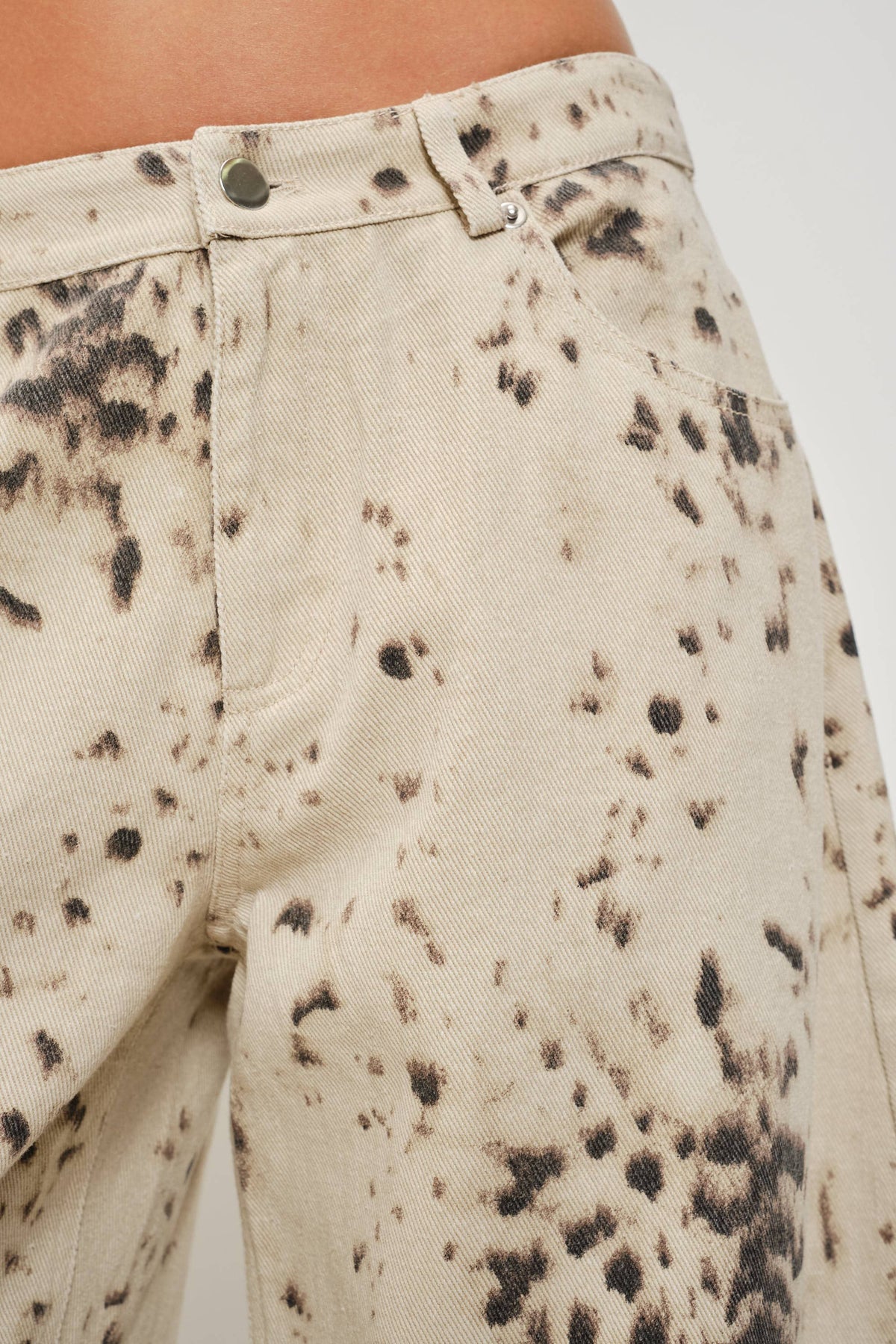 RISA SNOW LEOPARD TWILL PRINT BARREL PANTS